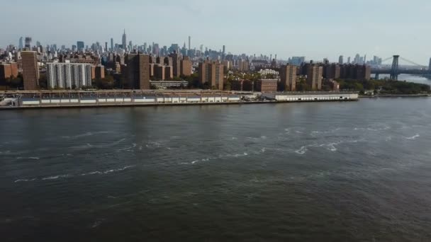 Vista aérea da ponte e do distrito de Manhattan em Nova York, América. Drone girando na costa do rio East . — Vídeo de Stock