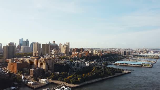 Beautiful aerial landscape of the Brooklyn district in New York, America. Drone flying over the East river. — Stock Video