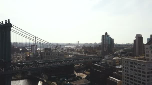 Luftaufnahme der Manhattan-Brücke im Bezirk Brooklyn. Drohne fliegt über den East River in New York, Amerika. — Stockvideo