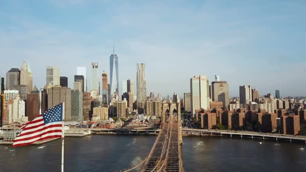 Luftaufnahme der Brooklyn Bridge mit einer amerikanischen Flagge, die im Wind weht. malerischer Blick auf den East River, Manhattan in New York.