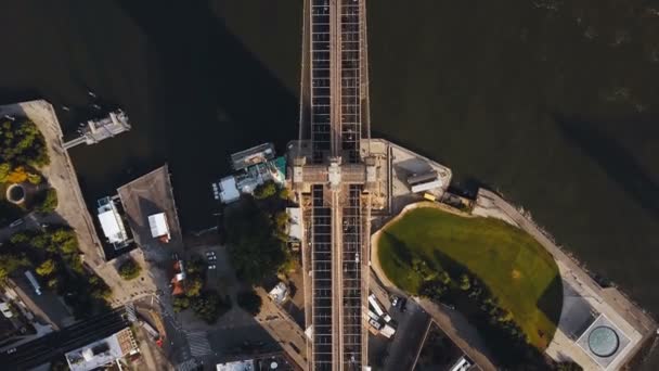 Vista aérea del puente de Brooklyn en el distrito de Brooklyn a través del río East en Nueva York, Estados Unidos . — Vídeos de Stock