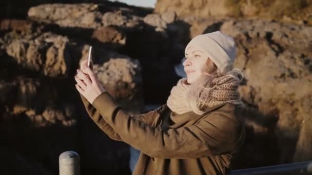 Genç şık kadın smartphone selfie fotoğraf çekmek. Mutlu anılar ve görünümü seyahat erkek yakalar. — Stok video