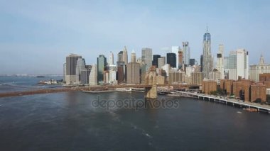 Havadan görünümü Amerika, New York eyaletinin başkenti. Brooklyn Köprüsü'nün Doğu Nehri kadar uçan uçak.