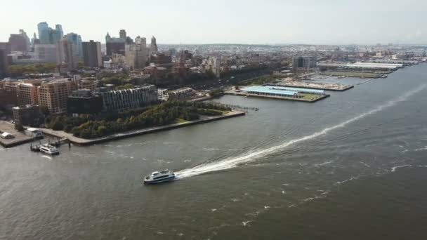 Widok z lotu ptaka łodzi jazda przez East river w pobliżu wybrzeża w dzielnicy Brooklyn i most w Nowym Jorku, Ameryka — Wideo stockowe