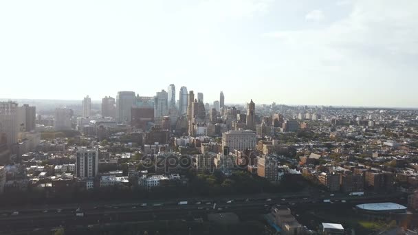 Vista aérea del distrito de Brooklyn en Nueva York, Estados Unidos al atardecer. Drone volando sobre la carretera de tráfico . — Vídeo de stock
