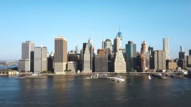 New York şehir merkezinin havadan görünümü. Amerika'nın başkentinde Manhattan bölgesi yakınındaki uçan uçak.