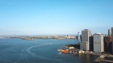 Mesafe, Manhattan, East River'da bulunan Manhattan New York, Amerika özgürlük heykelinin havadan görünümü.