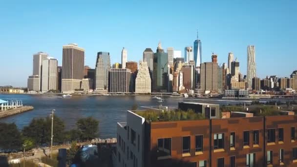 Вид с воздуха на столицу Америки. Дрон, летящий из Бруклина в Манхэттен через Ист-Ривер . — стоковое видео