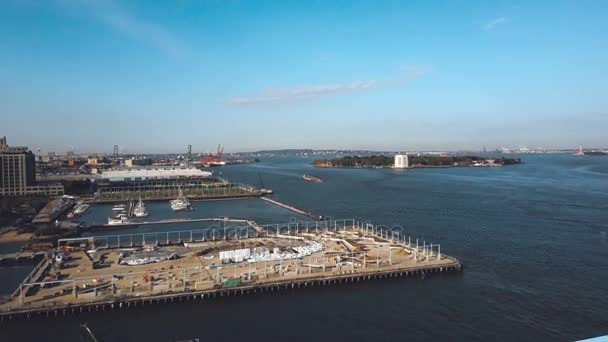 Luftaufnahme des Ufers des East River in New York, Amerika. Drohne fliegt am Gebäude an der Küste in Brooklyn entlang. — Stockvideo