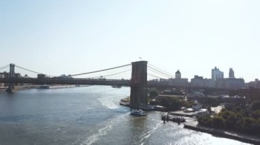 Doğu Nehri Brooklyn ilçesinden Brooklyn Köprüsü'nün havadan görünümü. Trafik yolu üzerinden uçan uçak.