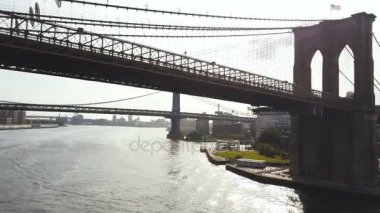 New York, Amerika Hava görünümünü. Manhattan Köprüsü Doğu Nehri Brooklyn Köprüsü altında uçan helikopter