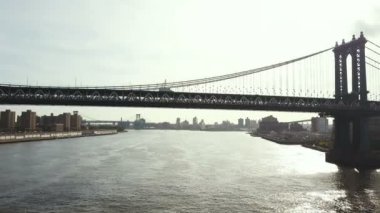 Brooklyn Köprüsü East River'da bulunan New York, Amerika ile hava görünümünü. Yolun altında köprü üzerinde uçan uçak