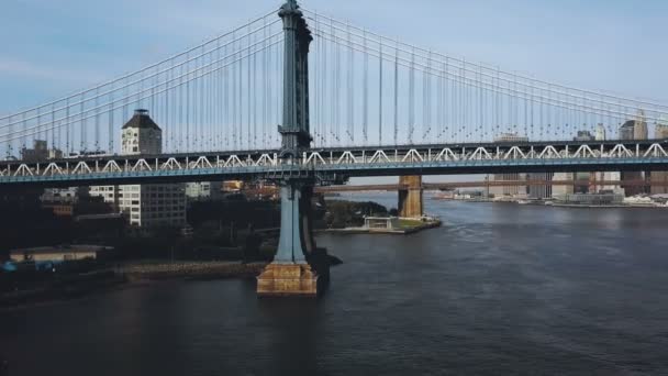 Вид с воздуха на Манхэттенский мост через реку Ист-Ривер в Нью-Йорке, Америка. Беспилотник летит по дороге . — стоковое видео