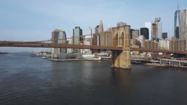 New York, Amerika şehrin havadan görünümü. Doğu Nehri Brooklyn Köprüsü altında uçan uçak.