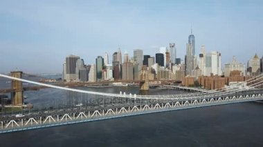 New York, Amerika şehrin havadan görünümü. Uçak uçan Manhattan Köprüsü üzerinde ve altında Brooklyn Köprüsü, ivme