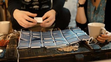 Genç çift Noel evde varış takvimi ile birlikte kutlamanın görünümünü yakın çekim.