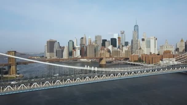 Вид с воздуха на центр Нью-Йорка, Америка. Беспилотник пролетает над Манхэттенским мостом и под Бруклинским мостом, ускорение — стоковое видео