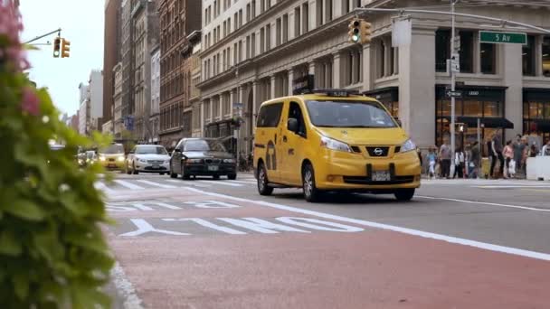 New York, Usa, 18.08.2017 forgalmas belvárosában. Lovaglás keresztül a városközpont autók és sárga taxi. — Stock videók