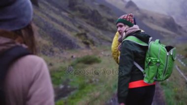 Patika yürüyen sırt çantaları ile gençlerin grup. Arkadaşlar sabah erken dağlarda hiking.