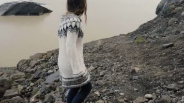 Dağlar kayalarda yürürken genç seyahat kadın Vatnajokull buzullar buz lagün, hiking.