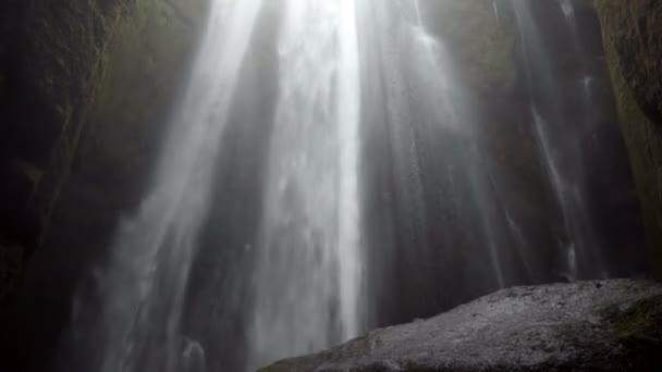 Bellissimo paesaggio di potente cascata in Islanda. Ruscello d'acqua cade dalla cima della montagna, schizzi — Video Stock