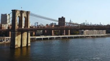 Doğu Nehri üzerinde Manhattan, New York'taki Brooklyn Köprüsü'nün havadan görünümü. Trafik yolu üzerinden uçan uçak.