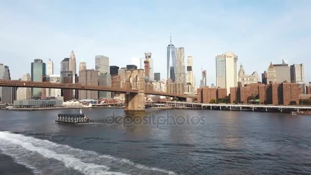 Veduta aerea del ponte di Brooklyn che va a Manhattan a New York, in America. Il drone vola sotto il ponte attraverso l'East River — Video Stock