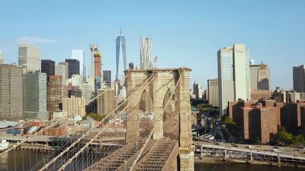 Αεροφωτογραφία της γέφυρα του Μπρούκλιν, μέσα από την Ανατολή ποταμό στην περιοχή του Μανχάταν στη Νέα Υόρκη, Αμερική. — Αρχείο Βίντεο