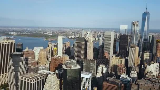 Vista aérea del centro de Manhattan con oficinas en Nueva York, Estados Unidos en la orilla del río Este en un día soleado . — Vídeos de Stock