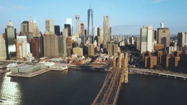 ABD'de New York, Manhattan bölgesi için gidiş, Brooklyn Köprüsü'nün havadan görünümü. Amerikan bayrağı rüzgarda sallayarak.