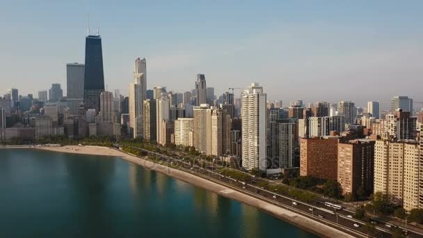 Красиві пташиного польоту Чикаго, Америка в першій половині дня. Безпілотний літаючий далеко від центру міста, озера Мічиган. — стокове відео