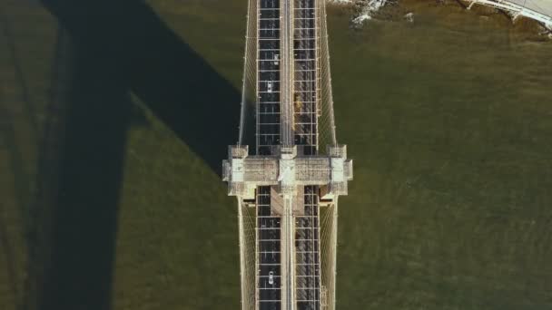 Top aerial view of the Brooklyn bridge through the East river. Car riding to Manhattan in New York, America. — Stock Video