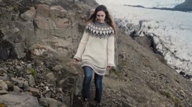 İzlanda'daki Vatnajokull buzdağları lagoon yakınındaki dağlarda hiking lopapeysa kazaklı güzel kadın.