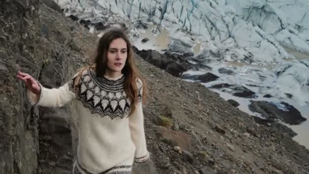 Mladá krásná žena chůze přes skály, Turistika v horách nedaleko laguny ledovce Vatnajokull na Islandu — Stock video