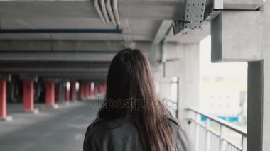 İnsanlar, tavan dokunmadan olmadan boş park yeri yürüyen genç şık kadın arkadan görünüm.