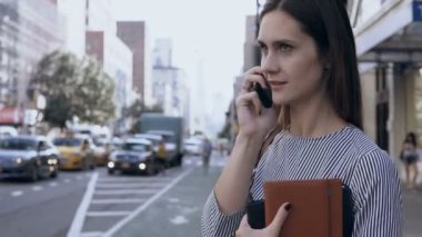 New York, Amerika sokakta çalışan genç iş kadını. Kadın Yöneticisi şehir merkezinde smartphone cep telefonu ile konuşmak.