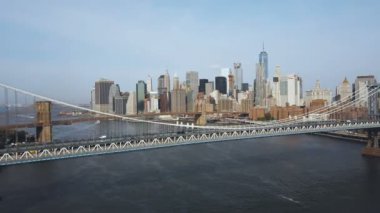 New York, Amerika Hava görünümünü. Brooklyn Köprüsü'nün Doğu Nehri için Manhattan Köprüsü altında uçan uçak
