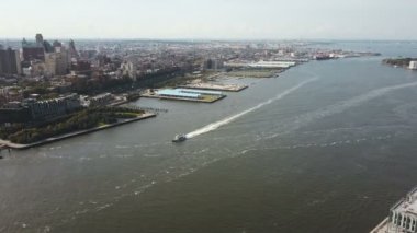 Doğu Nehri'nin, New York, Amerika Brooklyn'de downtown yakınındaki su ile sürme tekne havadan görünümü.