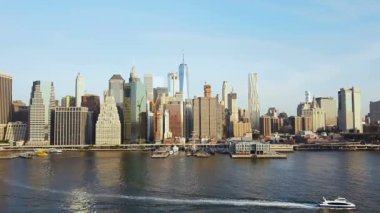 Havadan görünümü ünlü City, New York, Amerika. Doğu Nehri üzerinde tekne ile sürme ve Manhattan ile uçan uçak.