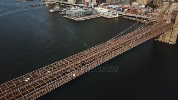 アメリカ、ニューヨークのブルックリン橋の空中の平面図です。マンハッタン地区に東川上空を飛行ドローン. — ストック動画