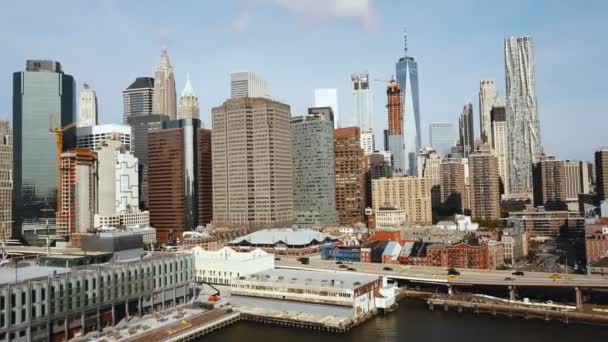 Luftaufnahme von New York, Amerika. Drohne fliegt über das Manhattan District mit Wolkenkratzern am Ufer des East River. — Stockvideo