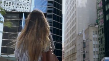 Genç iş kadını arkadan görünüm konuşmak cep telefonu ve New York Finans İlçesi'nde işe yarayacak. Ağır çekim