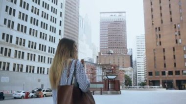 New York, Amerika ofiste çalışıyorum için belgeleri holding ve yürüyen genç başarılı kadın. Ağır çekim.