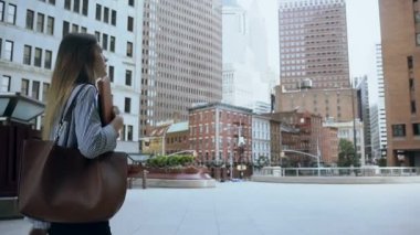 Finans Merkezi New York'ta ofis Amerika'ya yürürken genç güzel kadın. Ağır çekim.