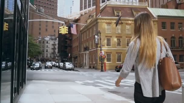 Vista posterior de la joven mujer de negocios hermosa que va a trabajar en Nueva York, EE.UU. y mirando en la ventana de la oficina. Movimiento lento . — Vídeo de stock