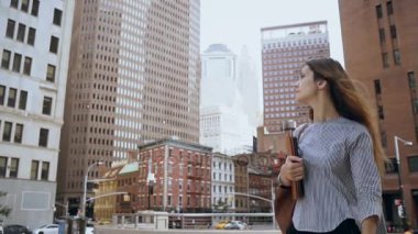 New York finans bölgesi içinde çalışmak için belgeleri holding ve yürüyüş genç güzel bir işkadını. Ağır çekim.