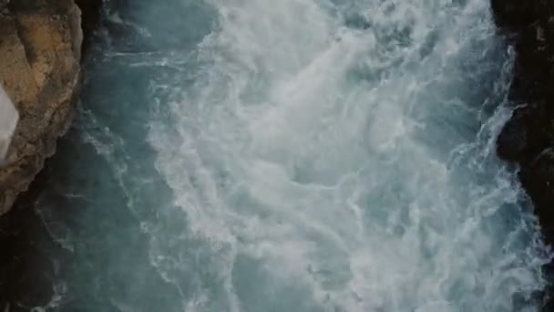 Ovanifrån av turbulent ström av blå vatten flyter genom klipporna. Vacker utsikt över bergen floden. — Stockvideo