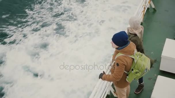 Vista superior de la joven pareja que viaja en la lancha rápida. Hombre y mujer disfrutando del hermoso paisaje del mar . — Vídeos de Stock