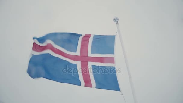 우주선의 보드에 깃대에 아이슬란드 깃발의 클로즈업 보기. 바람에 물결치는 깃발. — 비디오