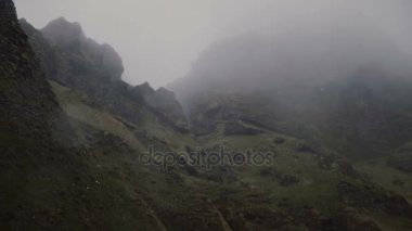 Siyah volkanik dağların güzel manzara yosun kaplı sisli günde Vestmannaeyjar Island, İzlanda.